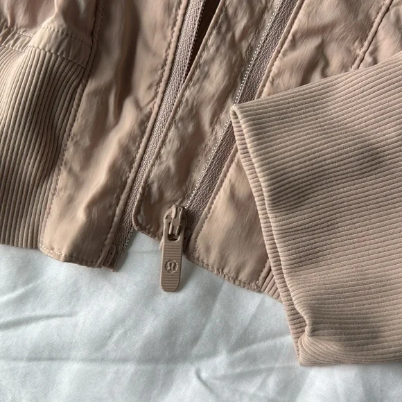 NWT Lululemon Serve It Jacket Windbreaker - Picture 6 of 7